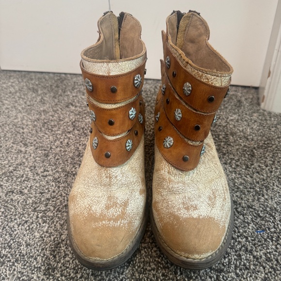 Women's Circle G Camel Harness & Studs Zipperr Ankle Boots Size 7 - Picture 2 of 9